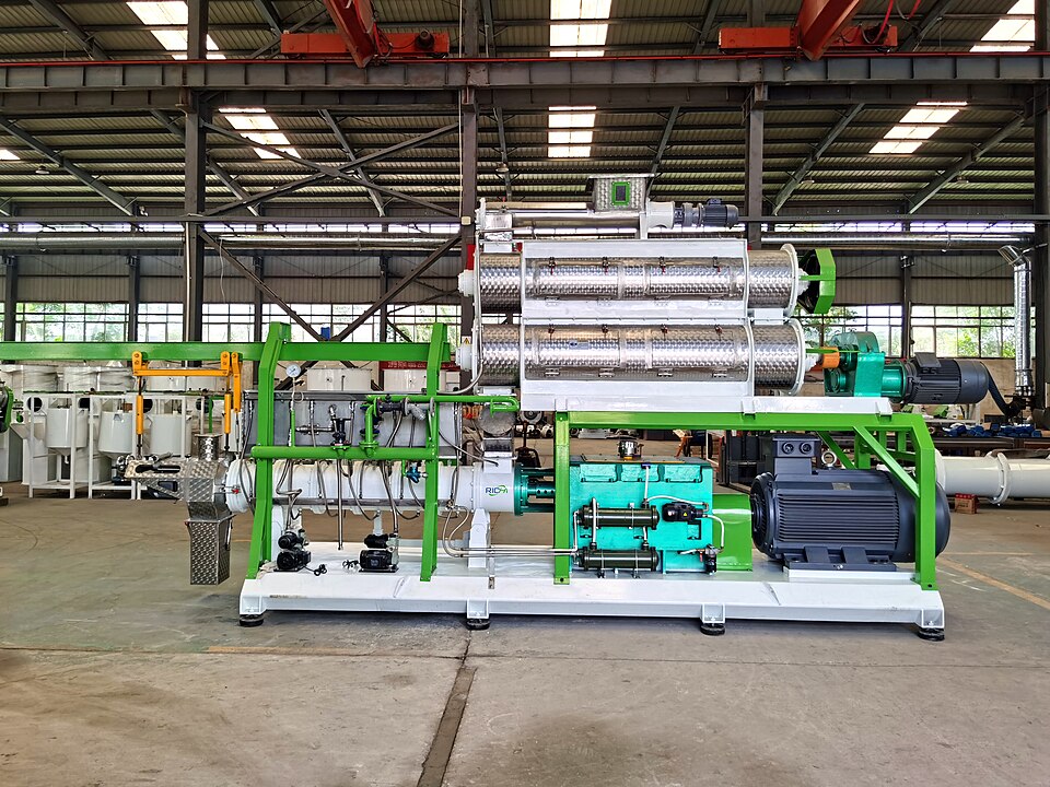 Floating pellet feed for aquaculture